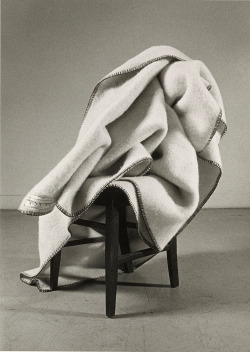 abridurif:Peter Hujar, Blanket in the Famous Chair, 1983