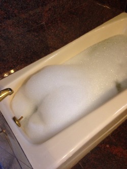 memewhore:  mosray:  i ran a bath n added bubbles n they ended up looking like a butt I accidentally made a bubble butt  Tag your filth.