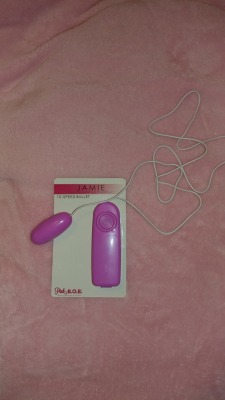 We’re super excited to be able to review this awesome vibrator from @pinkbobtoys!So we were sent the JAMIE 10 speed bullet vibrator and here are my (LB) thoughts:Pros: - This little vibrator is SUPER POWERFUL. This thing kept vibrating off my hand