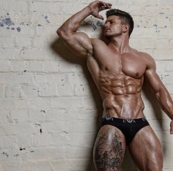 marklucien:  TOM COLEMAN looking ultra fit and shapely