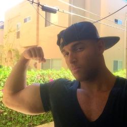seanzevran:  Biceps, yo… 💪🏼💪🏼  Looking Great Sean!!