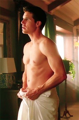 crownedcams:Robbie Amell in Upload 1.04 ‘The Sex Suit’