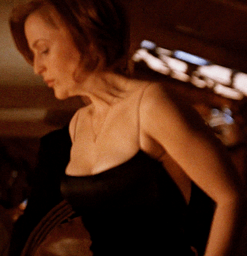 90scully:  a very professional study of Scully in that dress.THE X-FILES. Episode 7x15: “En Ami.” 