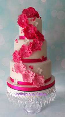 cakedecoratingtopcakes:  Pretty in pink by Jodie Innes …See the cake: http://cakesdecor.com/cakes/154209-pretty-in-pink