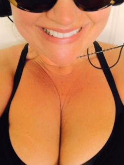 vinnyvienna: Here’s some smily cleavage you funny man! Enjoy your weekend. 