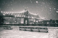 nythroughthelens:  New York City - Snowstorm - Janus   View these photos and more- there are nearly 20 in total - of NYC in the midst of the snowstorm Janus (click on each photo in the set to enlarge):  New York City: Janus - Snowstorm  —-  Looking