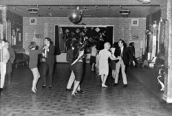 Les Beatles jouent devant 18 personnes en 1961. Ils sont devenus super populaires l'année suivante.