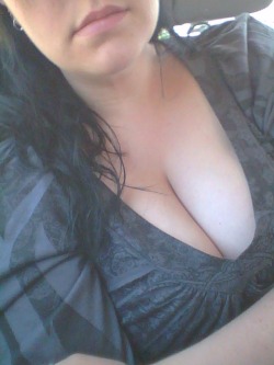 nikkis-double-ds:  Driving to Indiana. Stuck in the backseat and bored. Have some car cleavage :)