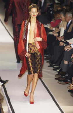 telojuropordior: karolina kurkova @ jpg haute couture spring 2002.   