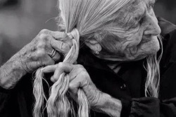TRENZARÉ MI TRISTEZA  Tepoztlán, México. “Decía mi abuela que cuando una mujer se sintiera triste lo mejor que podía hacer era trenzarse el cabello; de esta manera el dolor quedaría atrapado entre los cabellos y no podría llegar hasta el resto