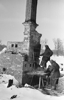 historium:  The women are cooking in the half-destroyed oven. Belarus, January 1942