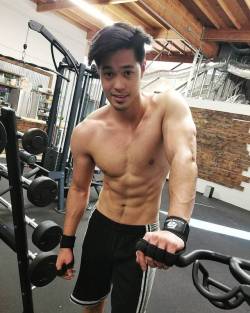 celebswhogetslepton:@rossbutler: 7 weeks into this workout and diet regiment! Body did a total 180, so insane. @thomasdelauer is a wizard. #workoutwednesday