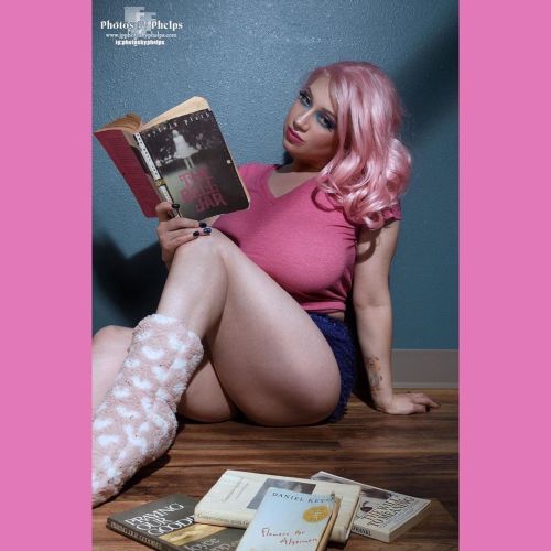 It’s Tuesday&hellip;&hellip;. Read a book.. what else did you think I meant ?!?? Model is Lolita Marie @la.la.lolita  Used a nikon obviously and 24-70 mm lense #photoshoot #photosbyphelps #curvy #curve #pinkhair #nips #stacked #allnatural #pinup #books