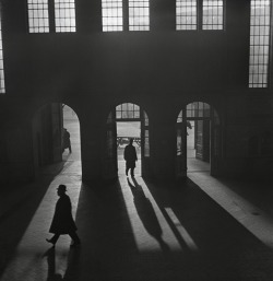 luzfosca:  Roman Vishniac Interior of the Anhalter Bahnhof, a railway terminus near Potsdamer Platz, Berlin, late 1920s – early 1930s. Also 
