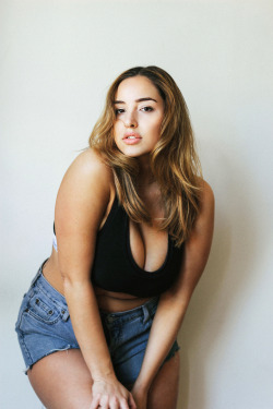hourglassandclass:Gorgeous shot of Jada Sezer by Heather Hazzan Check out my blog for more curves and body positivity :)