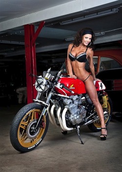 caferacerwomen:  Cafe Racer Design // @caferacerdesignCafe Racer Women // @caferacerwomen   Fucking perfect.  Toss up but I&rsquo;m still taking the bike. I&rsquo;d own that bike I&rsquo;d just use her!