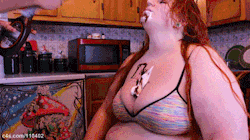 zaftig-thirst-trap:  scatawank:  force-feed-her:  BBW Morticia Rose loves getting force fed!   Love making a mess    Oh my. 