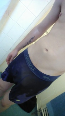 dont-piss-it-away: pants-cum92:  Had a nice long wee then shower :p  