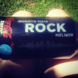 Eu não ia comprar, até pq daqui a pouco tô na academia, mas né. --/ #amo #rock #coke #cocacola #vício