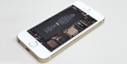 ipowerguard:  iPhone 5s・5cの中身が透けて見えるような壁紙 ガジェットの分解で知られるiFixitが、iPhone 5s・5cの中身が透けてみえるような壁紙画像を公開しています。 この壁紙は、同サイトがiPhone