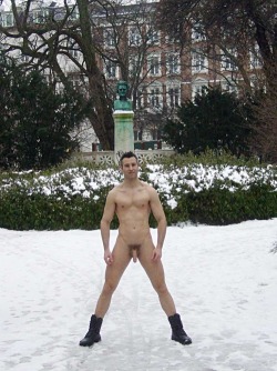 exhibsuit:  Snow nude fun 