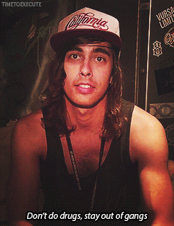 c-ave-in:  his arms his face his hair, VIC FUCKING FUENTES LET ME SIT ON YOUR FACE I KNOW UR LIKE 30 BUT HAVE SEX WITH ME