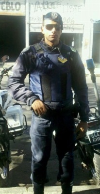 chilenosdebadoo:  Martín, policía argentino de 28 años. Que cuerpo por Dios!