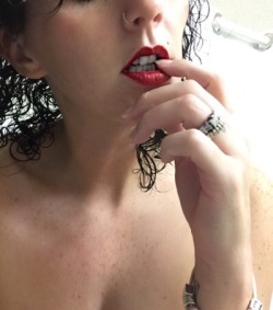 submissivemouths:Great lipstick submission, @yourminddominated …with lollipop as a bonus!   Thanks! 