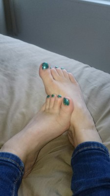 ircuckcpl:  Freshly painted toe nails… Would look great wrapped around my boyfriend’s cock!