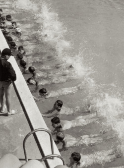 exhibition-i-st: thenewloverofbeauty:  William Vandivert:  Michigan State Swimming Team  (1938) LIFE  Swimming trunks… worst invention ever… 