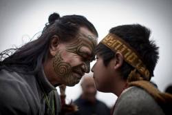 lapinchecanela:  Maorí &amp; Mapuche /     Día Internacional de los Pueblos Indígenas  Fotografía:   de latercera.com (( No borrar los créditos)