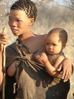 beautiesofafrique: San woman with her child, Botswana  