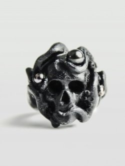 chained-and-stoned:  Octopus Ring - Black by Macabre Gadgets (Ukraine) £100  Materials listed are pressed coral and cultured black pearls, how cool is that? I would highly recommend looking at the rest of the photos of this thing.  