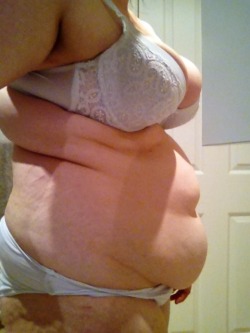 jerry1973:  feedeebeth:  moefa666:  feedeebeth:  Just feeling incredibly fat and sexy tonight after a mini stuffing!  what a beautiful belly hang you have :)  Why thankyou :)  Gorgeous!!    (via TumbleOn)