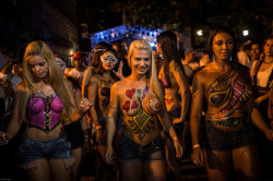 Topless and body painted at a Brazilian carnival, by sicilia quotidiano.