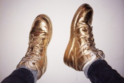 kataiestar:  k—swan:  blogwater:  I DID A THING. Spray painted my Air Jordan’s gold! I like them even better now.  Wavi  