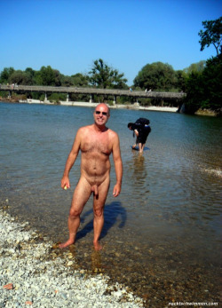 nudistguysonly:  Thanks for the photo submissionEuskl in der Isar :-)
