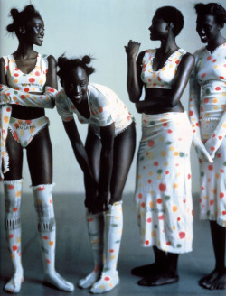 xkhyrex:  cotonblanc:   Jeux de Tissu performance by Yayoi Kusama on A-POC King and Queen, 2000, Issey Miyake by Friedemann Hauss  Radical Fashion, ed. Claire Wilcox, V&amp;A Publications  best thing ever 
