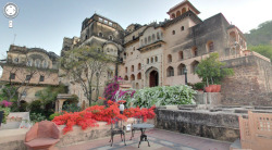 indiastreetview:  Neemrana Hill Fort (नीमराना किला) is a fort-palace built in 1464 AD. Its name derives from a valiant local chieftain named Nimola Meo. The Chauhan capital was shifted from Mandhan (near Alwar) to Neemrana when