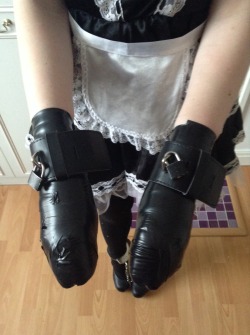 pinkstarsfallinginreverse:  ineedkeys:  pinkstarsfallinginreverse:  Equipment: thattroikidd  I love the gloves. Or are those tapes and then wrist straps?  Duct tape and wrist straps :D  you can&rsquo;t clean a whole lot like that! 