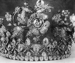 marilyn-lipstick-curves:   misshonoriaglossop:  The diamond crown of Queen Therese of Bavaria  * 