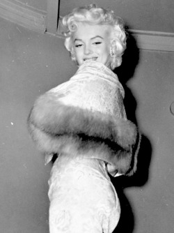 alwaysmarilynmonroe:Marilyn at the premiere of East of Eden in March 1955. 
