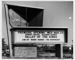 memoriastoica:  Sundown Drive-in Theater, Whittier, California. Marquee shows the premiere of Valley of the Kings starring Robert Taylor and Eleanor Parker and The Desperado starring Wayne Morris. Circa 1954. 