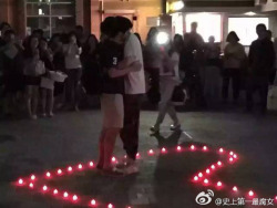 fuckyeahchinesebl:  5月20日晚，中国人民大学一名男生向另外一名男生告白并拥吻。“我轻轻地走向你，不是陪你打篮球，而是为了吻你”后几张是白衣小哥，还是位coser。祝福 5.20 evening, a boy confessed