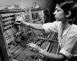 seanbonner:  bushdog:  The pioneering women of electronic music – an interactive timeline – The Vinyl Factory いちおう、性転換したウェンディ（旧ウォルター）・カルロスも入っているのか。  Check out that ring in the