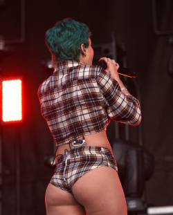 nudeandnaughtycelebs:  Halsey ass in short shorts performing in concert