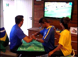 lazyteendreams:  fuckyahumor:  chicagobowls:  Deafblind Brazilian “watches” World Cup with the help of his friends - Video  THESE are real friends. Absolutely amazing.      