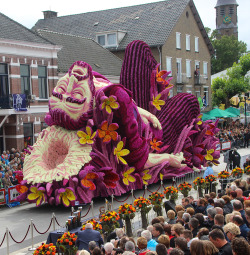 wickedbitch-ofthebest:  mynamesdiana:  itscolossal:  The Annual ‘Corso Zundert’ Parade Honors Van Gogh with Monumental Floats Adorned with Flowers  this is sickkkk   oh my goddddd