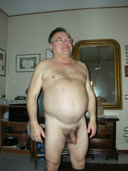 bcameronme:  fatdaddylover:  megawordpass:  nice bull  More Daddies, Bears and Chubs  lovely