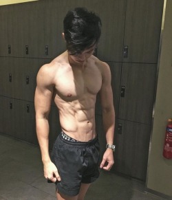 singaporeboys:Singaporean, anyone has his nudes?